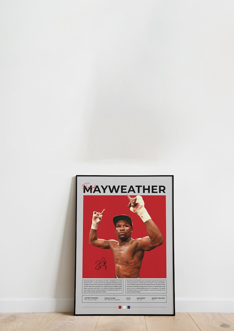 Peut inclure: Une affiche rouge et blanche avec une bordure noire repr&eacute;sentant une photo du boxeur Floyd Mayweather Jr. levant les bras en signe de victoire. L'affiche comprend le texte "Mayweather" en grandes lettres noires et une signature dans le coin inf&eacute;rieur gauche. L'affiche comprend &eacute;galement des informations sur la carri&egrave;re de boxeur de Mayweather, notamment ses gains les plus &eacute;lev&eacute;s, ses titres mondiaux et son palmar&egrave;s professionnel.