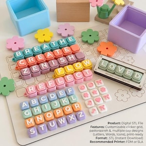 Pode incluir: Um conjunto de grade de clique personalizável com peças quadradas em tons pastel com letras e ícones. As peças formam as palavras BREATHE, CREATE, ZENISH, FLOW, REFLECT e LOVED. Inclui peças em forma de flor e dois recipientes.