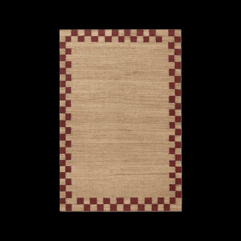 K&ouml;nnte beinhalten: Beiger rechteckiger Teppich mit einem bordauxfarbenen Schachbrettmuster. Der Teppich hat eine gewebte Textur und eine neutrale Farbpalette, passend f&uuml;r verschiedene Einrichtungsstile. Der Rand f&uuml;gt ein dekoratives Element hinzu.