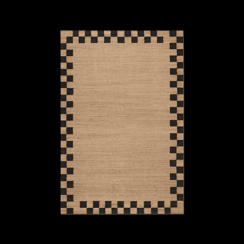 K&ouml;nnte beinhalten: Rechteckiger beigefarbener Teppich mit einem schwarzen Schachbrettmuster-Rand. Der Teppich hat eine gewebte Textur und ein schlichtes, modernes Design. Der Rand besteht aus gleichm&auml;&szlig;ig verteilten schwarzen Quadraten.