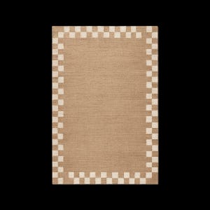 Pu&ograve; includere: Tappeto rettangolare beige con bordo a scacchi crema e beige. Il tappeto ha una trama tessuta e un design semplice e moderno. Il bordo a scacchi aggiunge un elemento decorativo.