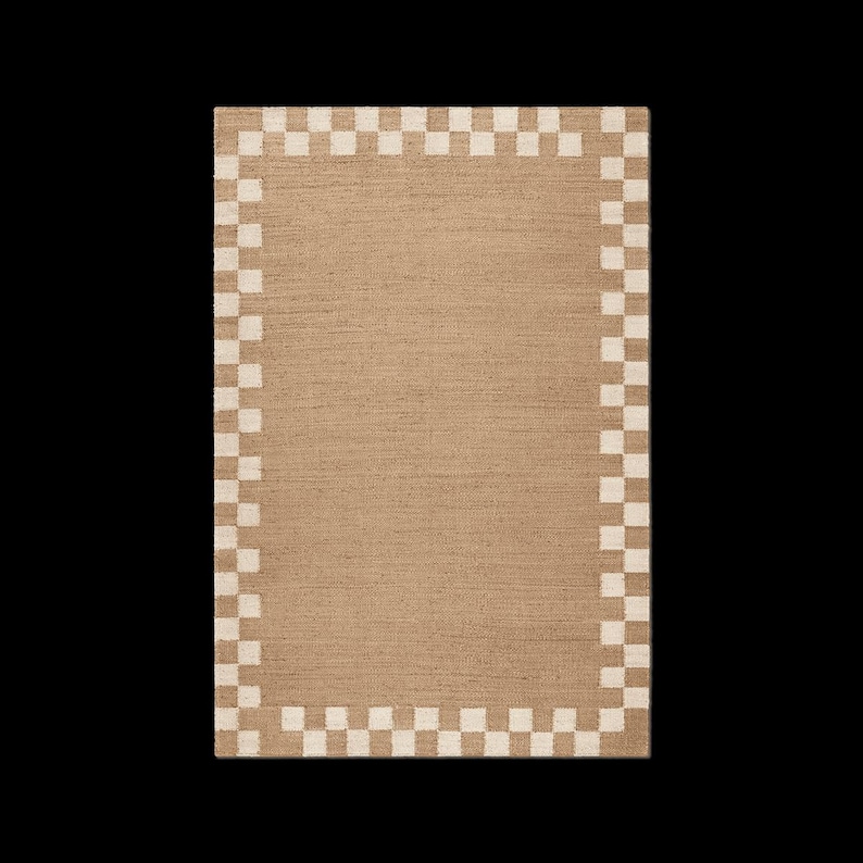 Pu&ograve; includere: Tappeto rettangolare beige con bordo a scacchi crema e beige. Il tappeto ha una trama tessuta e un design semplice e moderno. Il bordo a scacchi aggiunge un elemento decorativo.