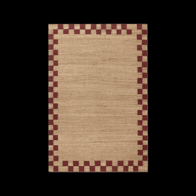Pu&ograve; includere: Tappeto rettangolare beige con un bordo a scacchi bordeaux. Il tappeto ha una trama tessuta e una palette di colori neutri, adatta a vari stili di interni. Il bordo aggiunge un elemento decorativo.