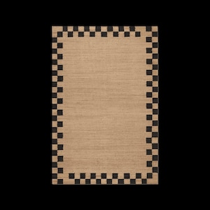 Pu&ograve; includere: Tappeto rettangolare beige con bordo a scacchi neri. Il tappeto ha una trama tessuta e un design semplice e moderno. Il bordo nero incornicia il centro beige, creando un effetto visivo contrastante. Ideale per soggiorni o camere da letto.