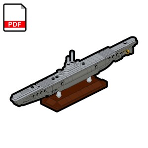 Könnte beinhalten: Graues Modell-U-Boot mit detailliertem Design, montiert auf einem braunen rechteckigen Sockel. Das Modell verfügt über verschiedene Komponenten, darunter ein Turm und Deckdetails. Das Bild enthält auch ein PDF-Symbol in der oberen linken Ecke.