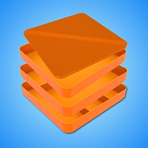 Op de afbeelding: Een set oranje, vierkante opbergdozen met een deksel. De set bestaat uit drie trays met verdelers en een bijpassend deksel, allemaal in een heldere oranje tint. De containers zijn gestapeld tegen een blauwe achtergrond.