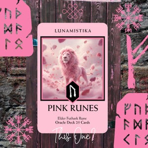 Puede incluir: Una carta de oráculo rosa de la baraja "Pink Runes", con una ilustración de un león rosa. La carta tiene el texto "Lunamistika" en la parte superior y "Pink Runes" en la parte inferior. La carta también incluye el texto "Elder Futhark Rune Oracle Deck 25 Cards" y "This One?"