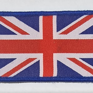 Può includere: Una toppa ricamata con il design della bandiera Union Jack. La toppa è blu, rossa e bianca con un bordo blu.