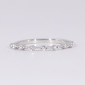 Anillo de eternidad flotante ultrafino, alianza de boda con diamantes redondos cultivados en laboratorio, media eternidad en plata de ley, anillo minimalista