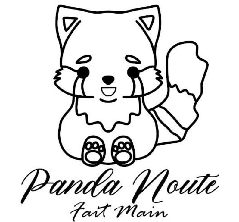 May include: Black and white line drawing of a cartoon red panda sitting with its paws in front of it. The red panda has a big smile and is wearing a scarf. The text "Panda Noute Fait Main" is below the red panda.