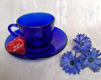 Vintage kobaltblauwe glazen kop en schotel