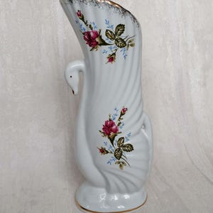 Vaso vintage Chodziez em forma de cisne, decoração com rosas cor-de-rosa, suporte para flores em cerâmica polonesa de meados do século XX.