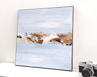 Op de afbeelding: Abstract schilderij op canvas met een lichtblauwe achtergrond en oranje, bruine en witte penseelstreken. Het schilderij heeft een moderne en minimalistische stijl.