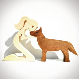 女性とジャーマンシェパード犬 – ペット愛好家へのギフト – 手作りの木製置物