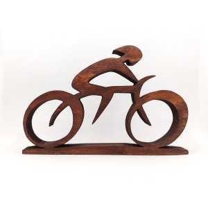 Peut inclure: Une planche &agrave; d&eacute;couper en bois faite &agrave; la main avec une finition naturelle. La planche pr&eacute;sente un bord brut d'un c&ocirc;t&eacute; et une forme rectangulaire. Elle mesure environ 45 cm de long et 30 cm de large.