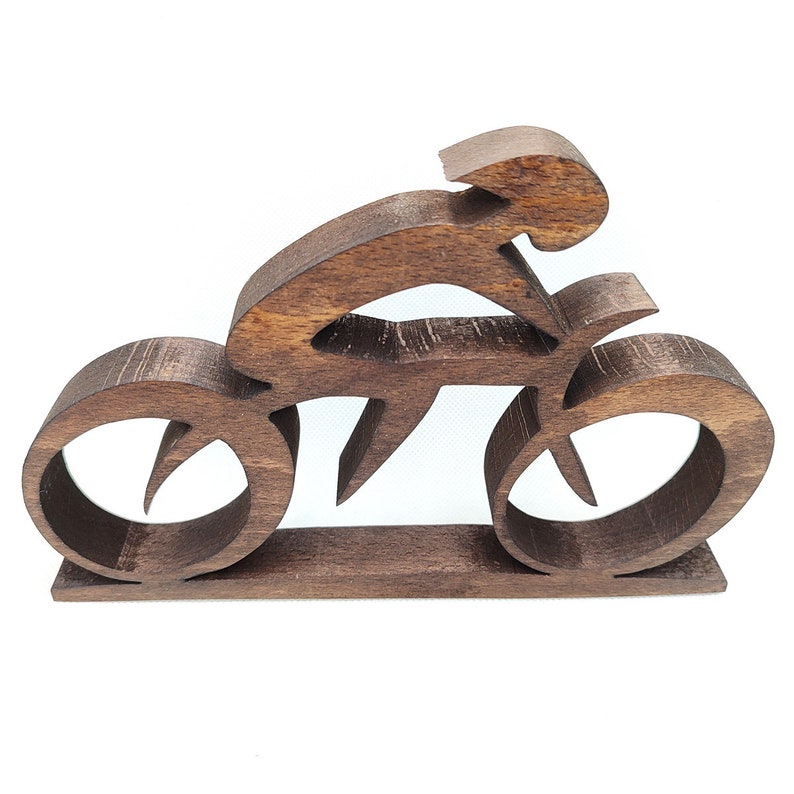 Peut inclure: Panneau en bois rustique avec l'inscription "Welcome to our home" en lettres blanches. Le panneau pr&eacute;sente une finition vieillie et un design simple et accueillant, id&eacute;al pour la d&eacute;coration de la porte d'entr&eacute;e.