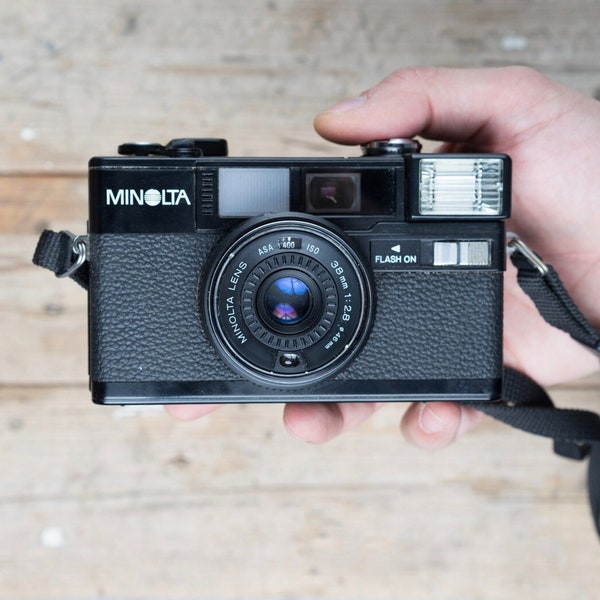 Minolta Hi-matic S2 / 38 mm f/2.8 lens / Black 35mm compact camera