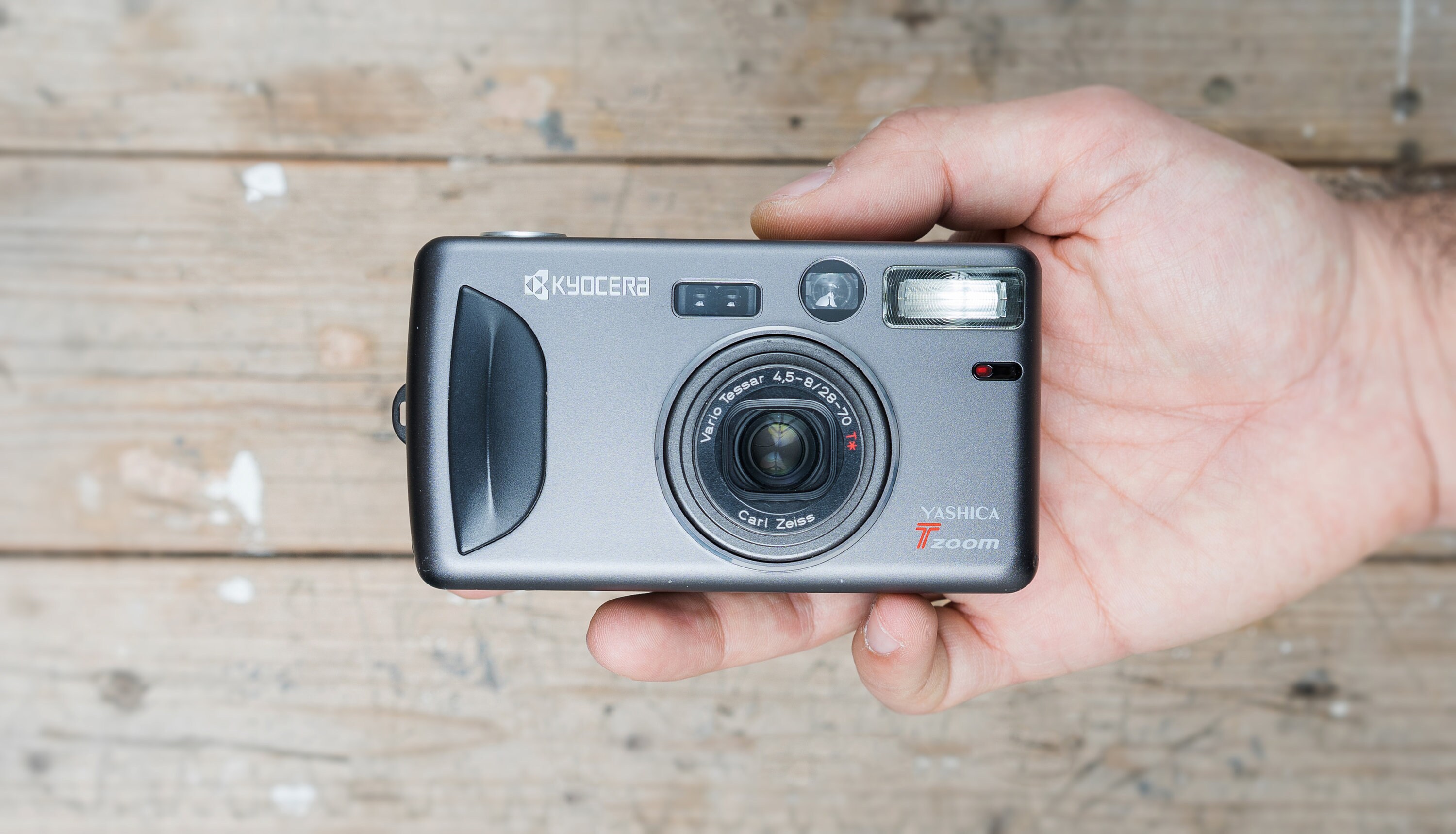 完動/美品KYOCERA Tzoom Carl Zeiss フィルムカメラ ❁完動品❁京セラ