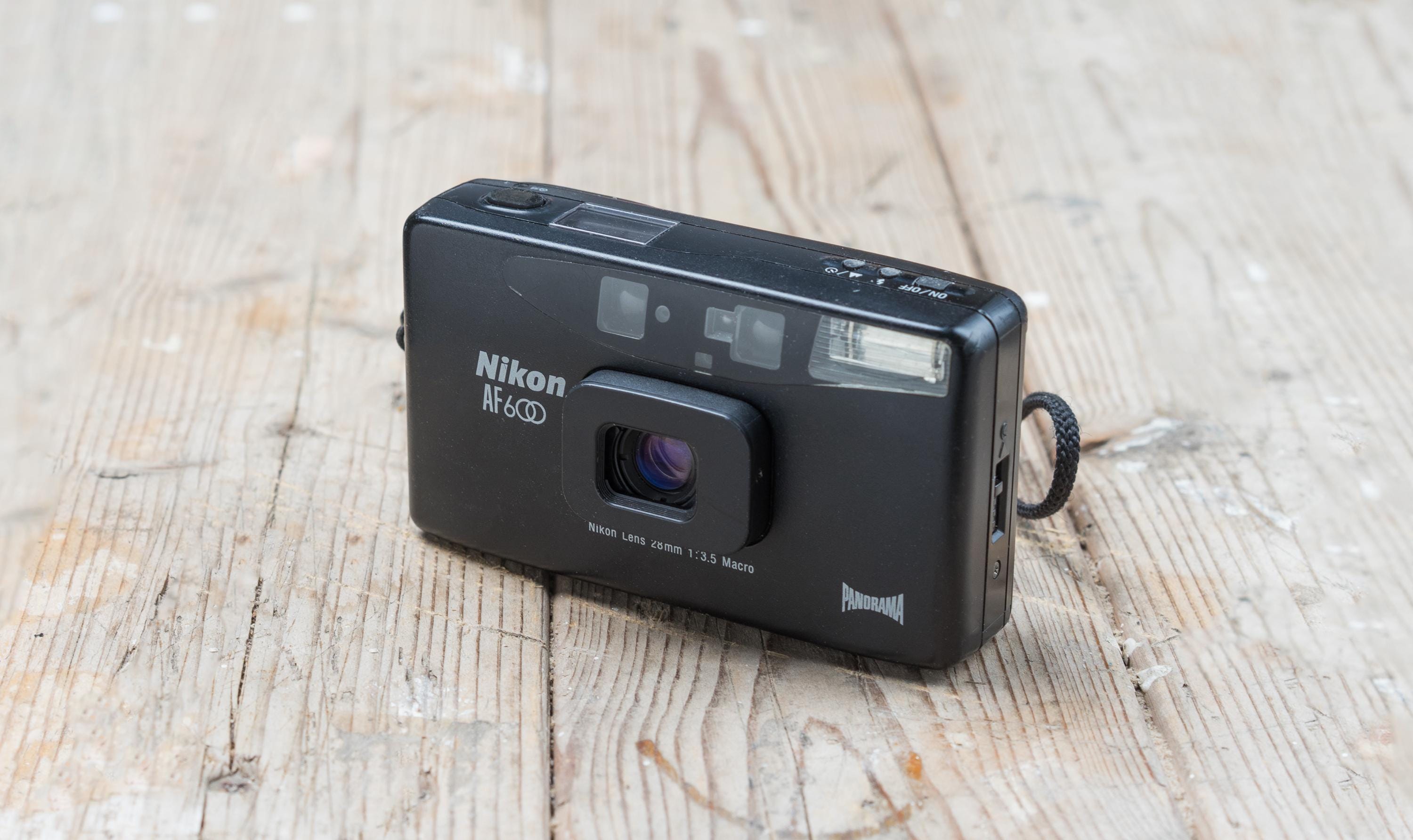 Nikon Zoom Panorama AF 600 Film Camera + Leather Case - 28mm Macro