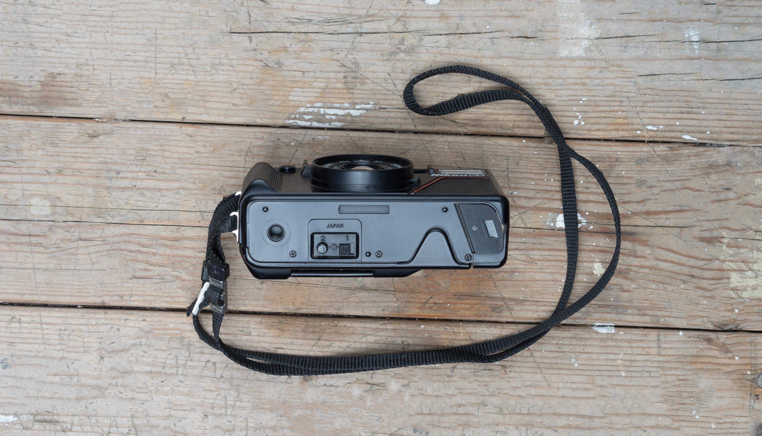 Nikon L35AD / Nikon L35AF / 35mm F/2.8 Lens / 35mm Point and Nikon L35AD / Nikon L35AF / 35mm F/2.8 Lens / 35mm Point and