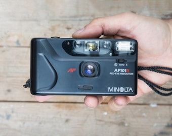 MINOLTA AF101R / 28 mm f/5.6 lens / Black 35mm Point and Shoot Camera / TESTED