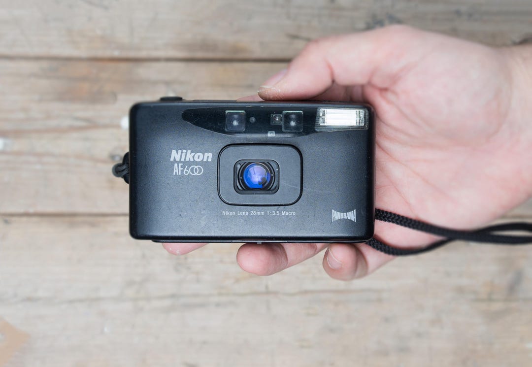 Nikon ズームパノラマAF 600フィルムカメラ + レザーケース - 28mm