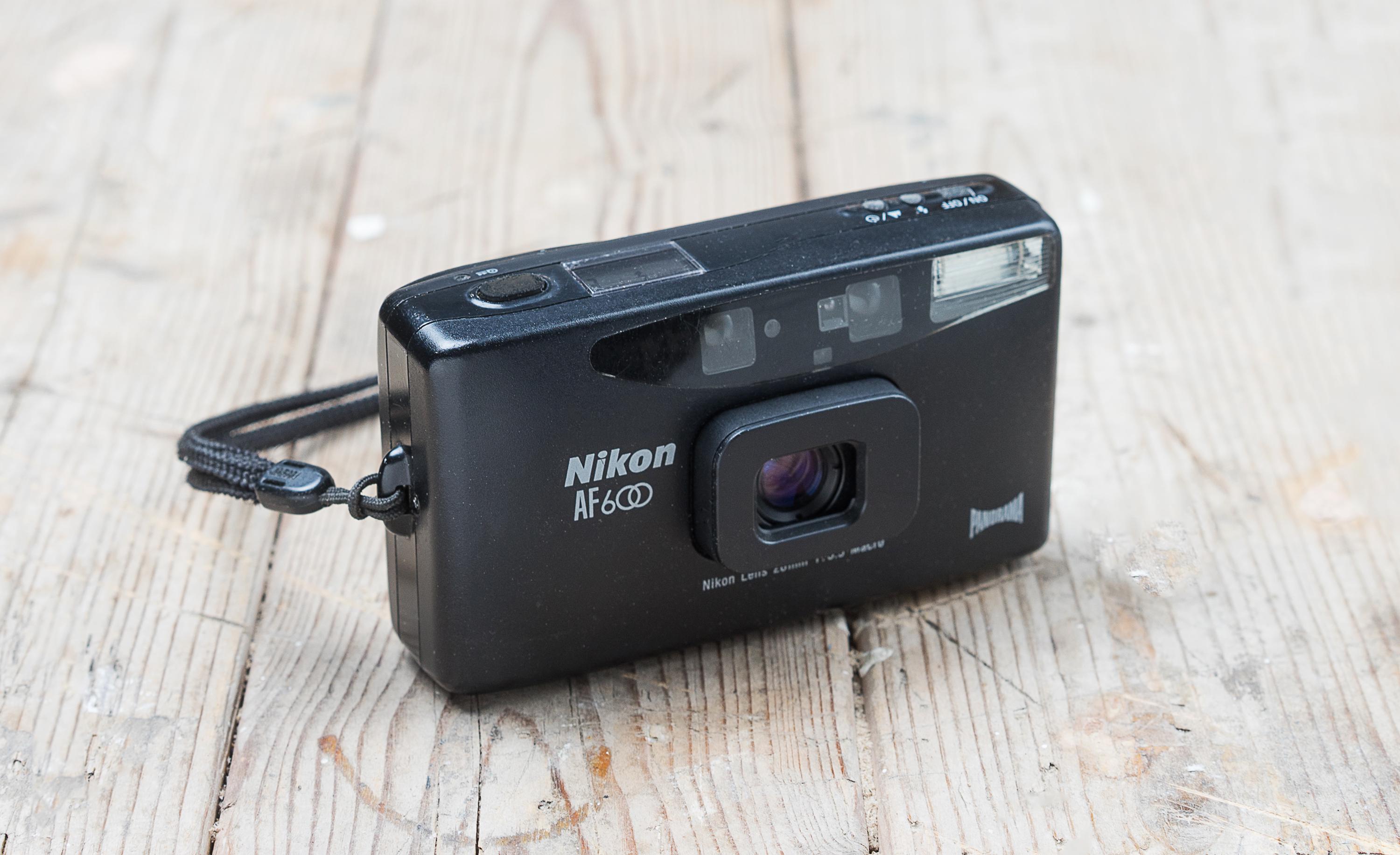 Nikon ズームパノラマAF 600フィルムカメラ + レザーケース - 28mm