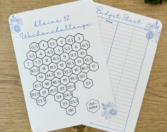 Puede incluir: Una hoja de presupuesto imprimible con un diseño floral y un gráfico en forma de panal con números del 0,5 al 26. El gráfico está titulado "kleine 52 Wochenchallenge" y la hoja de presupuesto está titulada "Budget Sheet".
