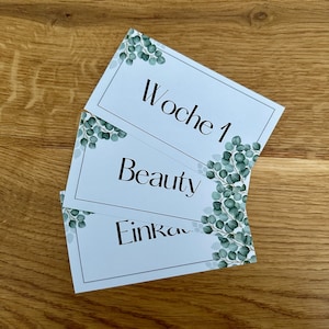 Könnte beinhalten: Drei weiße Karten mit schwarzem Text und grünen Blumenmustern. Die obere Karte sagt "Woche 1", die mittlere Karte sagt "Beauty" und die untere Karte sagt "Einkauf".
