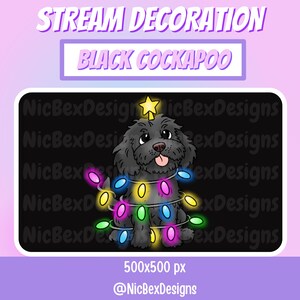 Könnte beinhalten: Digitale Illustration eines schwarzen Cockapoo-Hundes, der als Weihnachtsbaum geschmückt ist. Der Hund hat einen gelben Stern auf dem Kopf und ist mit bunten Lichterketten umwickelt. Der Text "STREAM DECORATION" und "BLACK COCKAPOO" ist enthalten.