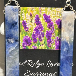 Peut inclure: Boucles d'oreilles rectangulaires avec un motif marbr&eacute; bleu et blanc, suspendues &agrave; des cha&icirc;nes argent&eacute;es. Elles sont pr&eacute;sent&eacute;es sur une carte noire avec une image de champ de lavande et le texte "Red Ridge Lavender Earrings."