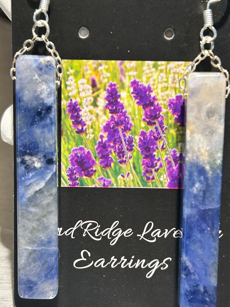 Peut inclure: Boucles d'oreilles rectangulaires avec un motif marbr&eacute; bleu et blanc, suspendues &agrave; des cha&icirc;nes argent&eacute;es. Elles sont pr&eacute;sent&eacute;es sur une carte noire avec une image de champ de lavande et le texte "Red Ridge Lavender Earrings."