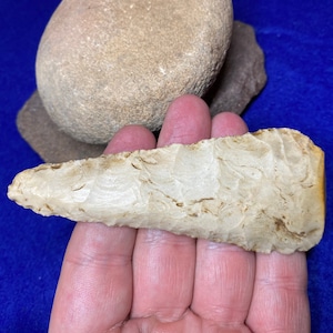 Authentic Illinois Bevel-Sharpened Cobbs Triangular - Butterscotch Kaolin Flint - Discovered in Edwards County, Illinois in 1953