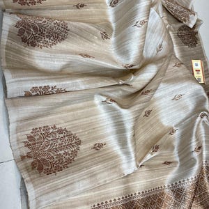 Sari Banarasi in seta grezza Tussar con intricata tessitura zari su tutta la superficie, abbinato a una camicetta da corsa, per abbigliamento da festa e da matrimonio.