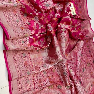 Sari Banarasi in puro khadi GEORGETTE pesante con fiori meenkari zari su tutto il capo, con bellissimo bordo e camicetta da indossare per le feste.
