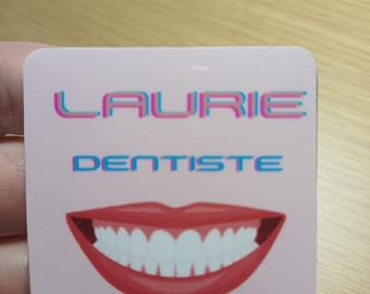 Spersonalizowana odznaka pracownika służby zdrowia – Imię i nazwisko oraz dentysta – Odznaka na uniform medyczny 5x5 cm – Prezent dla opiekunów
