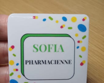 Spersonalizowana odznaka pracownika służby zdrowia – Imię i nazwisko farmaceuty – Odznaka na uniform medyczny 5x5 cm – Prezent dla opiekunów
