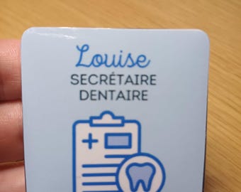 Spersonalizowana odznaka pracownika służby zdrowia – imię i nazwisko sekretarki stomatologicznej – odznaka munduru medycznego 5x5 cm – prezent dla pracowników służby zdrowia