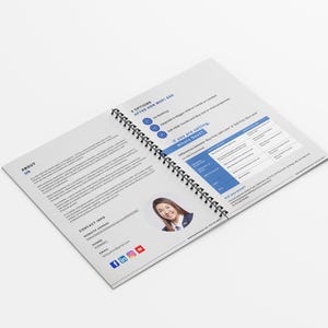 Puede incluir: Un folleto abierto con espiral, con un esquema de color azul y blanco. El folleto se titula "3 Opciones Más de 100.000 €" y "Si Estás Ahorrando, ¿Por Qué Esperar?" El folleto incluye una tabla con información sobre diferentes opciones de ahorro. El folleto también incluye una foto de una mujer con una camisa azul y un fondo blanco.