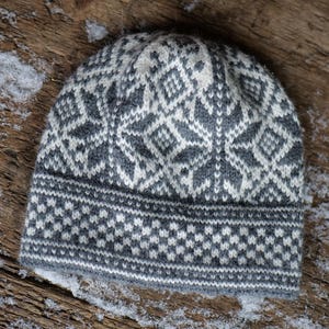 Blest Hat Knitting Pattern: Norwegian Selbu star (PDF Pattern)