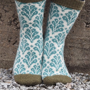 KNITTING PATTERN *Fortuna socks* sockpattern for floral knitted socks