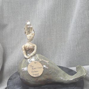 Südliche Volkskunst The River Siren Keramik Meerjungfrau von Melissa Herman