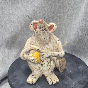 Südliche Volkskunst Cheddar Snatcher Maus Skulptur von Melissa Herman