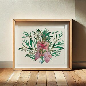 Könnte beinhalten: Ein Aquarellbild eines rosa-grünen Blumenarrangements. Die Blumen sind in einer Vase angeordnet und von grünen Blättern umgeben. Das Bild ist in einem Holzrahmen gerahmt.