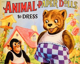 Pode incluir: Conjunto vintage de bonecas de papel com um urso castanho e um macaco. O urso está vestindo uma camiseta branca sem mangas, calças curtas xadrez e meias roxas. O macaco está vestindo uma camiseta branca sem mangas, uma saia rosa e sapatos vermelhos. As bonecas estão em pé na frente de uma casa com uma casa de pássaros no topo. O texto "ANIMAL PAPER DOLLS to DRESS" está impresso no topo da imagem.