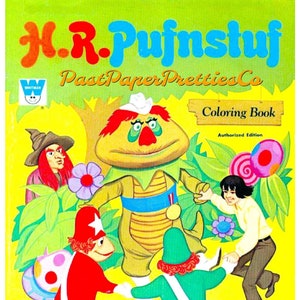 Può includere: Un libro da colorare con H.R. Pufnstuf, un mostro verde e giallo con un cappello rosso e una stella gialla. Il libro è intitolato "H.R. Pufnstuf Past Paper Pretties Co. Coloring Book" e include il testo "Authorized Edition".