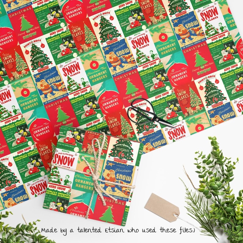 Puede incluir: Una hoja de papel de regalo navide&ntilde;o vintage con un patr&oacute;n repetitivo de ilustraciones rojas, verdes y blancas. El papel presenta im&aacute;genes de &aacute;rboles de Navidad, adornos y copos de nieve. El texto en el papel incluye "Christmas Tree Ornament Hangers", "Shiny Brite", "Snow Flakes" y "Aero Show Christmas Stencils".