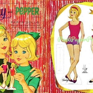 Könnte beinhalten: Vintage-Papierpuppenset mit zwei blonden Mädchen namens Tammy und Pepper. Die Puppen sind in Badeanzügen gekleidet und haben mehrere Outfits zum Ausschneiden und Anziehen. Die Papierpuppen stammen aus den 1960er Jahren.