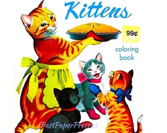 Peut inclure: Une couverture de livre de coloriage vintage intitulée The Three Little Kittens montrant un grand chat tigré orange portant un tablier jaune et tenant une tarte. Trois chatons plus petits, noir, gris et orange, sont réunis avec le texte 99 cents.