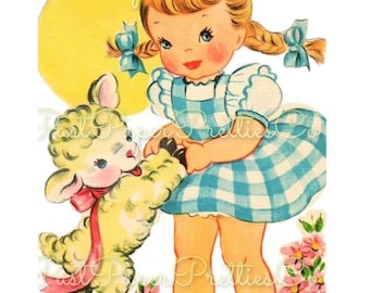 Könnte beinhalten: Eine Vintage-Illustration eines jungen Mädchens in einem blau-weiß karierten Kleid, das ein gelbes Lamm hält. Das Mädchen hat blonde Haare in Zöpfen mit blauen Schleifen. Das Lamm hat eine rosa Schleife um den Hals. Das Bild ist vor einem gelben Hintergrund mit rosa Blumen.